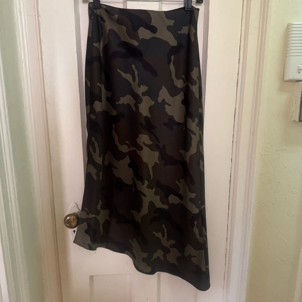 Alice & Olivia Camouflage Midi Skirt very good condition